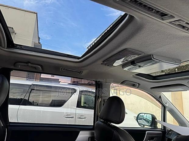 Toyota Voxy 2012 Pearl