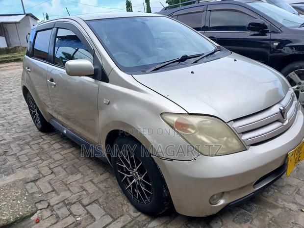 Toyota IST 2003 Gold