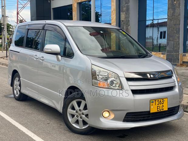 Toyota Noah 2008 Silver