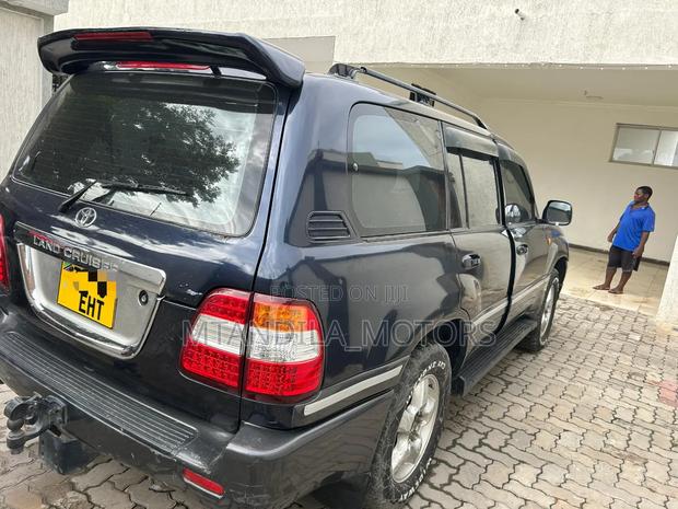Toyota Land Cruiser HDJ 100 2000 Blue