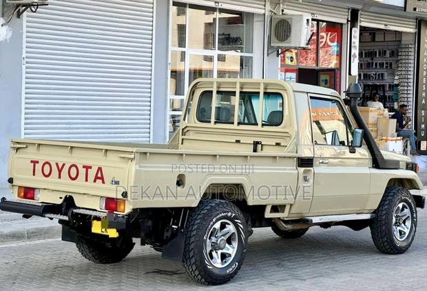 Toyota Land Cruiser HDJ 100 2003 Beige
