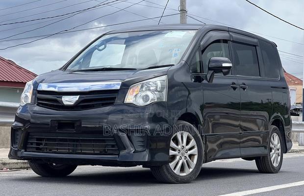 Toyota Noah 2.0 143hp FWD (7 Seater) 2012 Matt Black