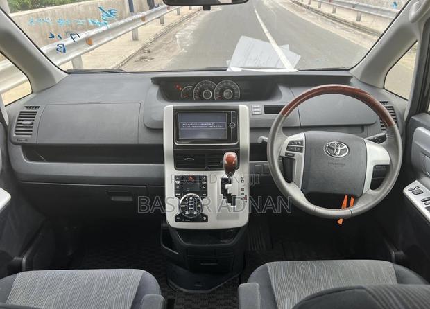 Toyota Noah 2.0 143hp FWD (7 Seater) 2012 Matt Black
