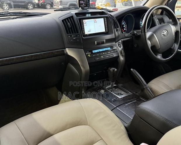 Toyota Land Cruiser 4.6 V8 AX 2009 Black