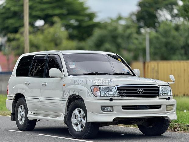 Toyota Land Cruiser 2001 White