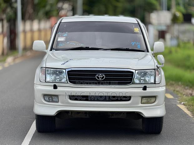 Toyota Land Cruiser 2001 White