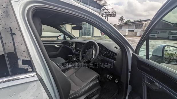Volkswagen Touareg 2023 Silver
