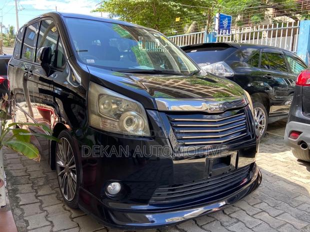 Toyota Noah 2.0 143hp AWD (7 Seater) 2008 Black
