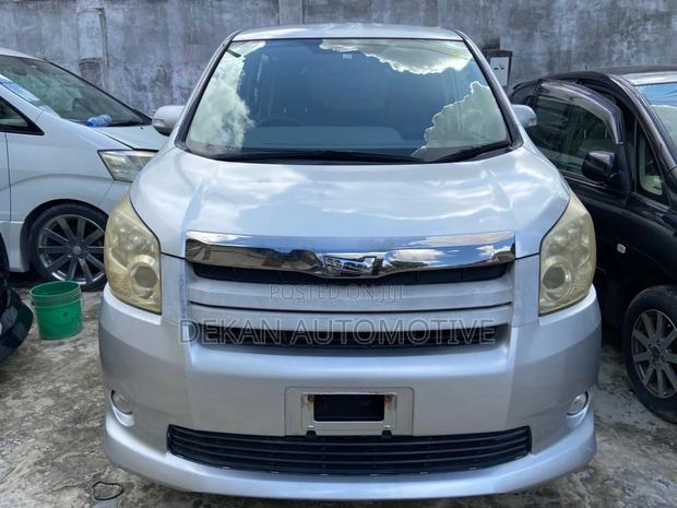 Toyota Noah 2.0 143hp AWD (8 Seater) 2008 Silver