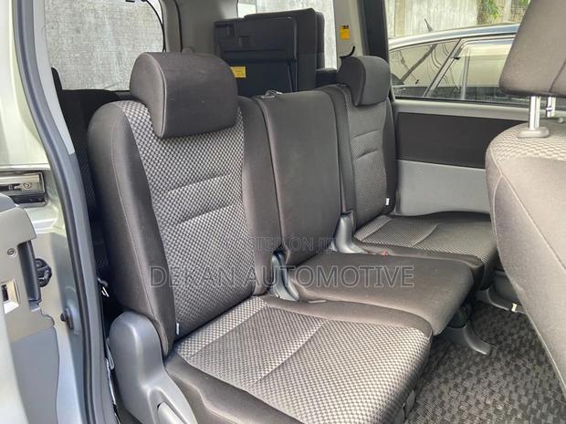 Toyota Noah 2.0 143hp AWD (8 Seater) 2008 Silver