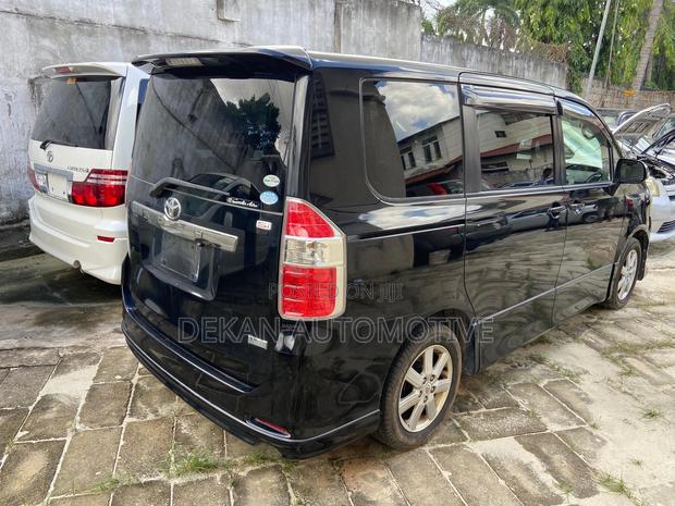 Toyota Noah 2.0 143hp AWD (7 Seater) 2012 Black