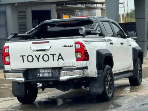 Toyota Hilux 2022 White