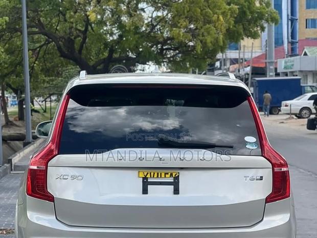 Volvo XC90 T6 Momentum AWD 2018 Gold