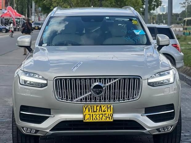 Volvo XC90 T6 Momentum AWD 2018 Gold