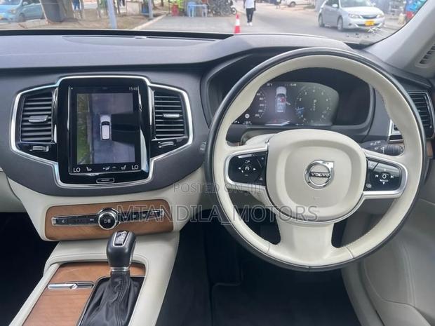 Volvo XC90 T6 Momentum AWD 2018 Gold