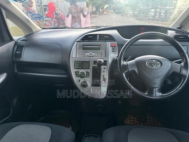 Toyota Ractis 2008 Gray