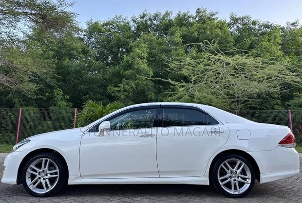 Toyota Crown 2010 White
