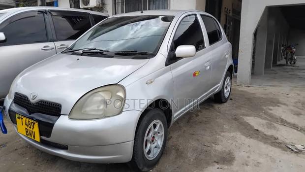 Toyota Vitz 2003 Silver