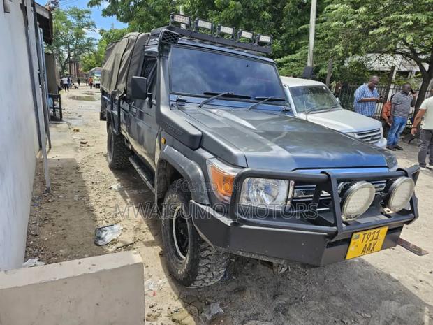 Toyota Land Cruiser 1998 Gray