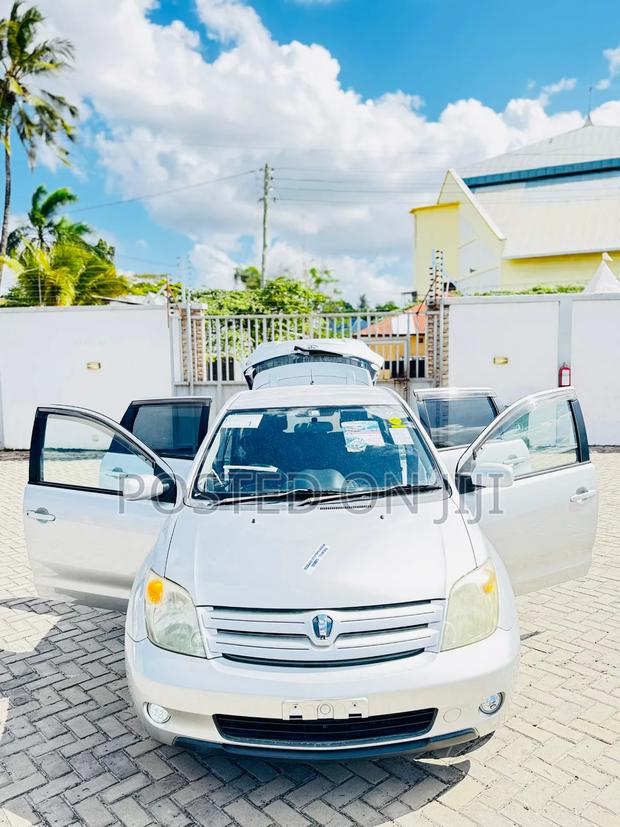 Toyota IST 2002 Silver