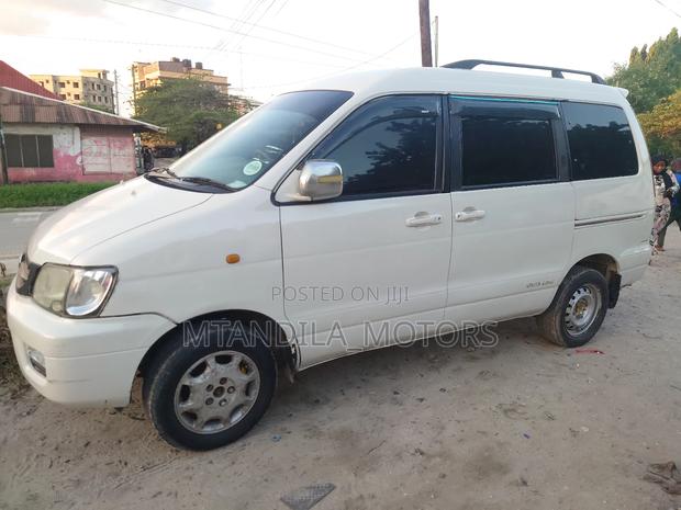 Toyota Noah 2.0 FWD (8 Seater) 2001 White