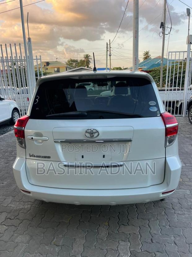 Toyota Vanguard 2011 Off white