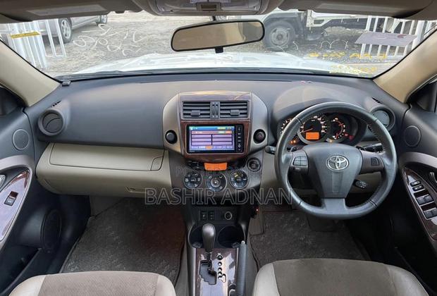 Toyota Vanguard 2011 Off white