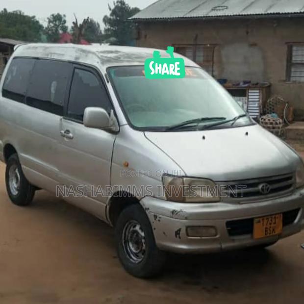 Toyota Noah 2001 Silver