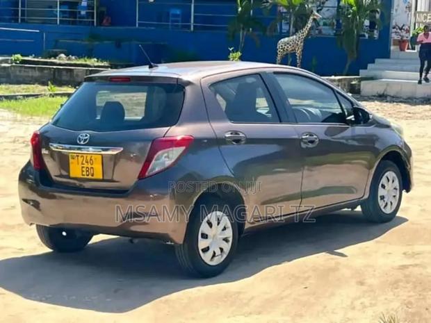 Toyota Vitz 1.3 FWD 5dr 2011 Brown