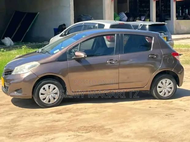 Toyota Vitz 1.3 FWD 5dr 2011 Brown
