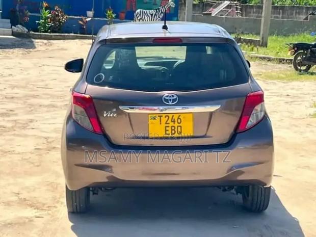 Toyota Vitz 1.3 FWD 5dr 2011 Brown