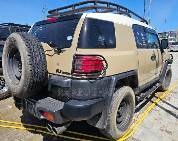 Toyota FJ Cruiser 4x2 Automatic 2012 Beige