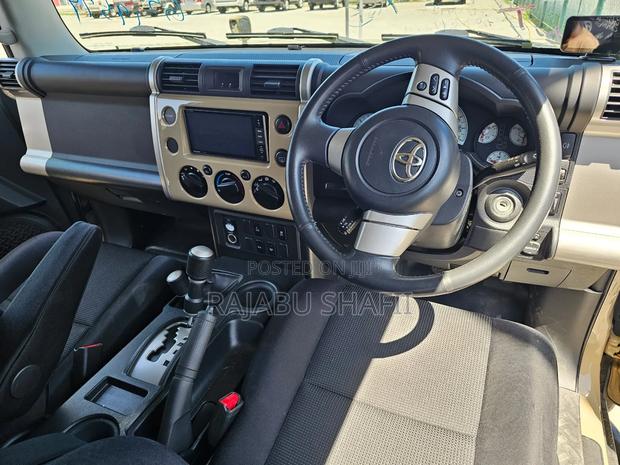 Toyota FJ Cruiser 4x2 Automatic 2012 Beige