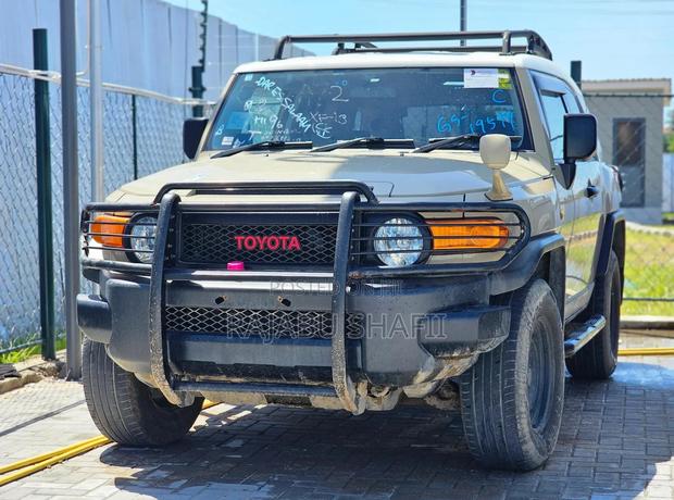 Toyota FJ Cruiser 4x2 Automatic 2012 Beige