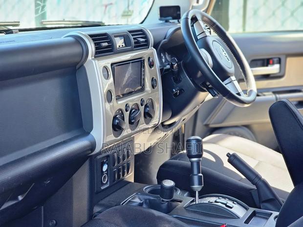 Toyota FJ Cruiser 4x2 Automatic 2012 Beige
