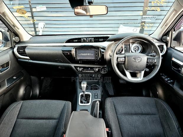 Toyota Hilux 2021 White