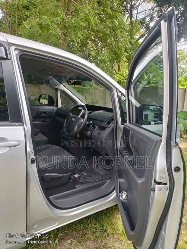 Toyota Noah 2.0 158hp FWD (7 Seater) 2008 Silver