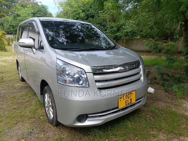 Toyota Noah 2.0 158hp FWD (7 Seater) 2008 Silver