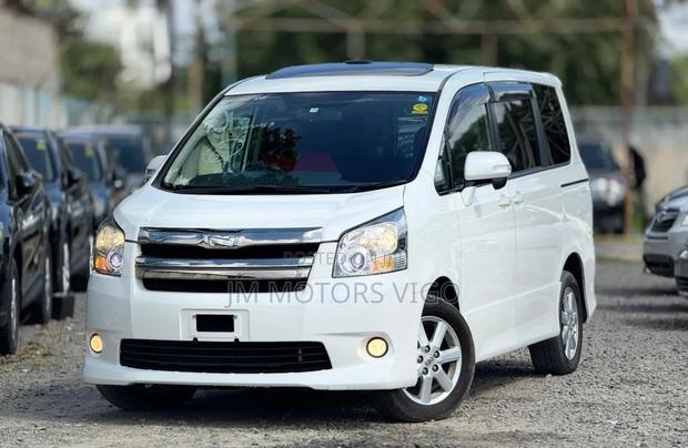 Toyota Noah 2009 White