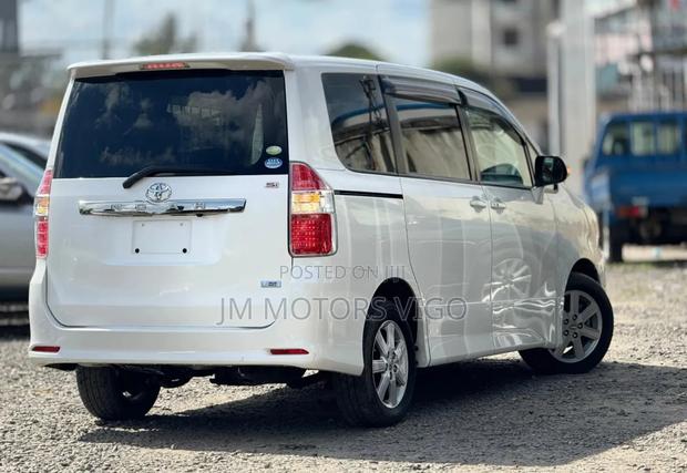 Toyota Noah 2009 White