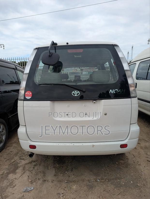 Toyota Noah 2005 White