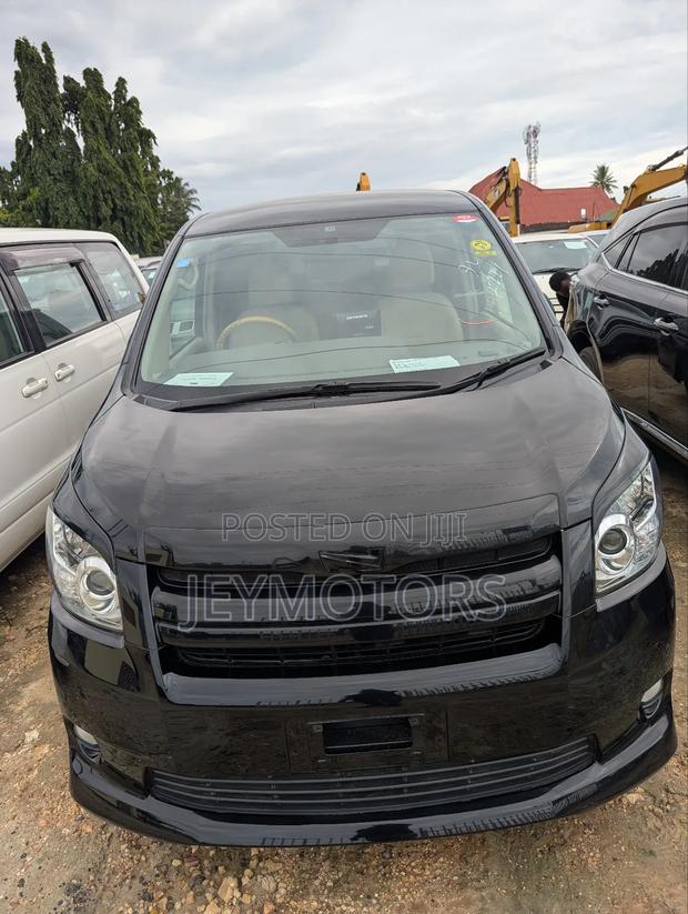 Toyota Noah 2012 Black