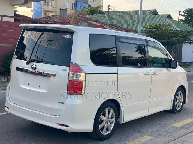 Toyota Noah 2009 Pearl