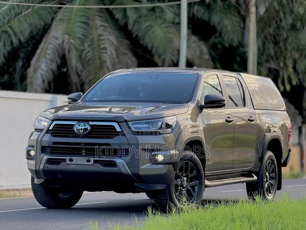 Toyota Hilux 2024 Gray
