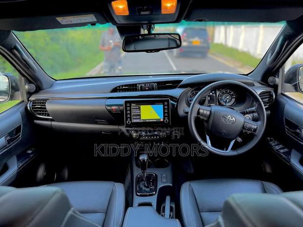 Toyota Hilux 2024 Gray