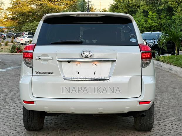 Toyota Vanguard 2011 Silver