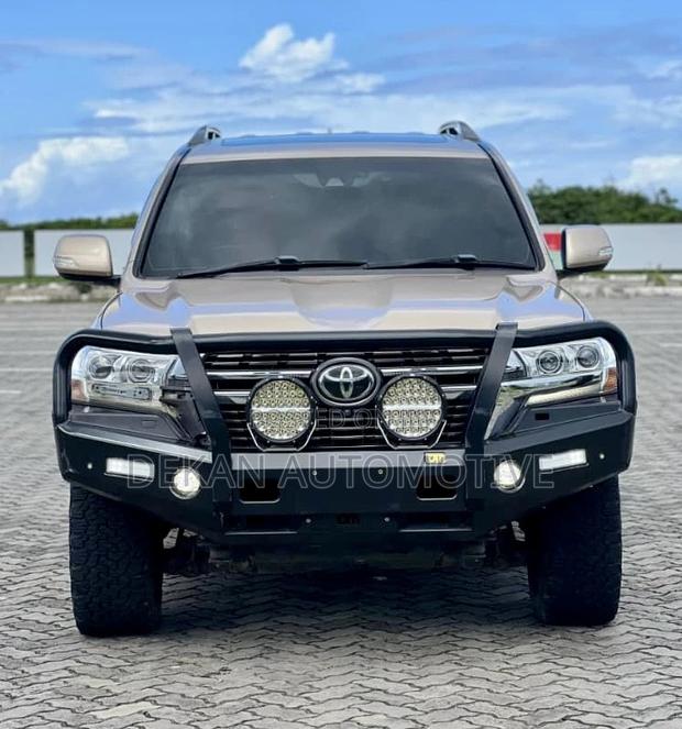 Toyota Land Cruiser 4.6 V8 ZX 2018 Beige