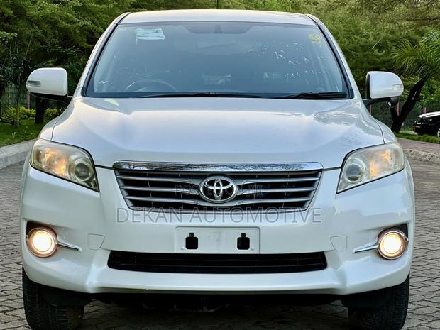 Toyota Vanguard 2010 White