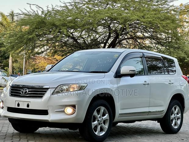 Toyota Vanguard 2010 White