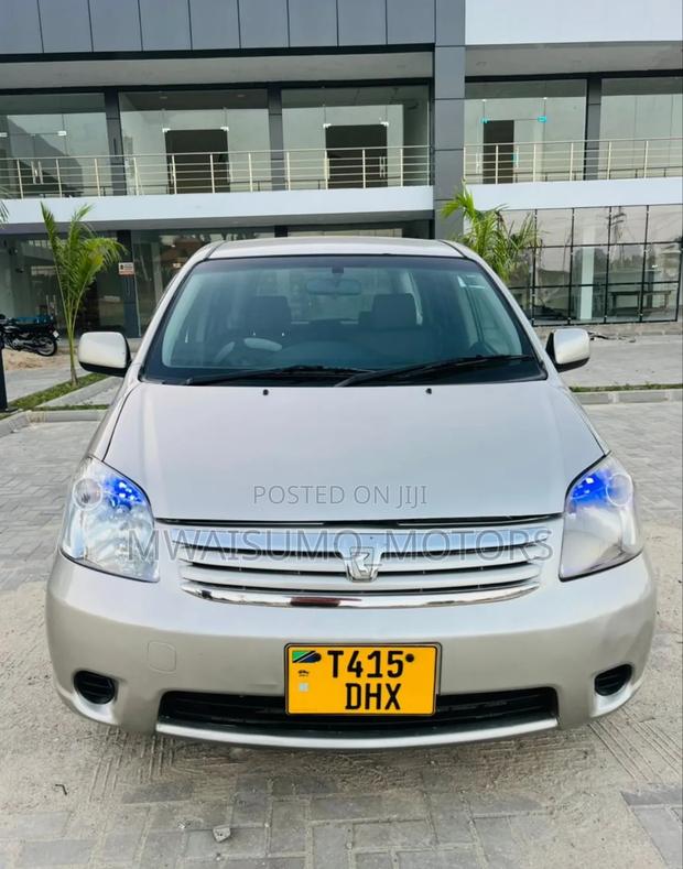 Toyota Raum 2003 Silver